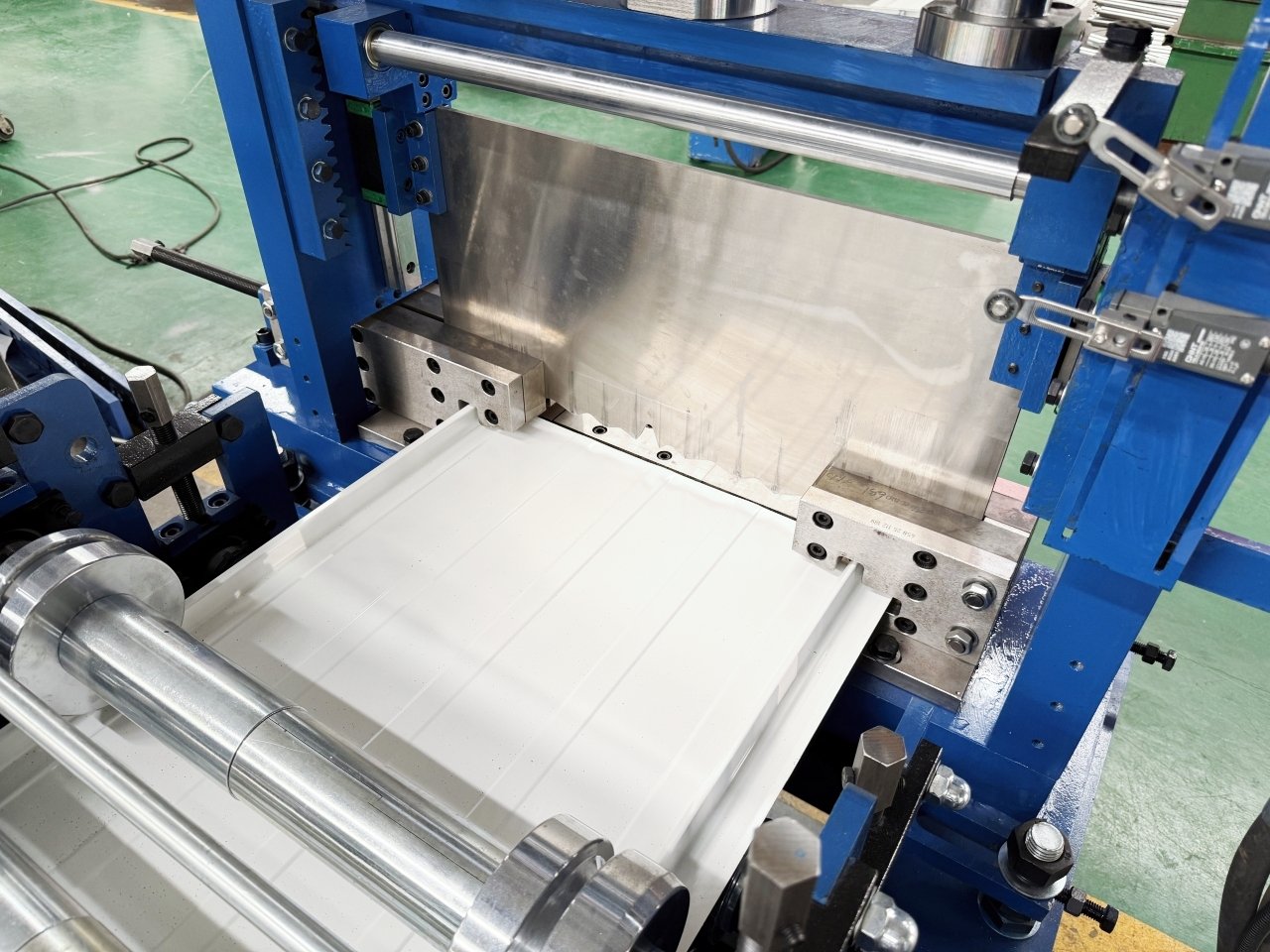 Standing seam roof machine