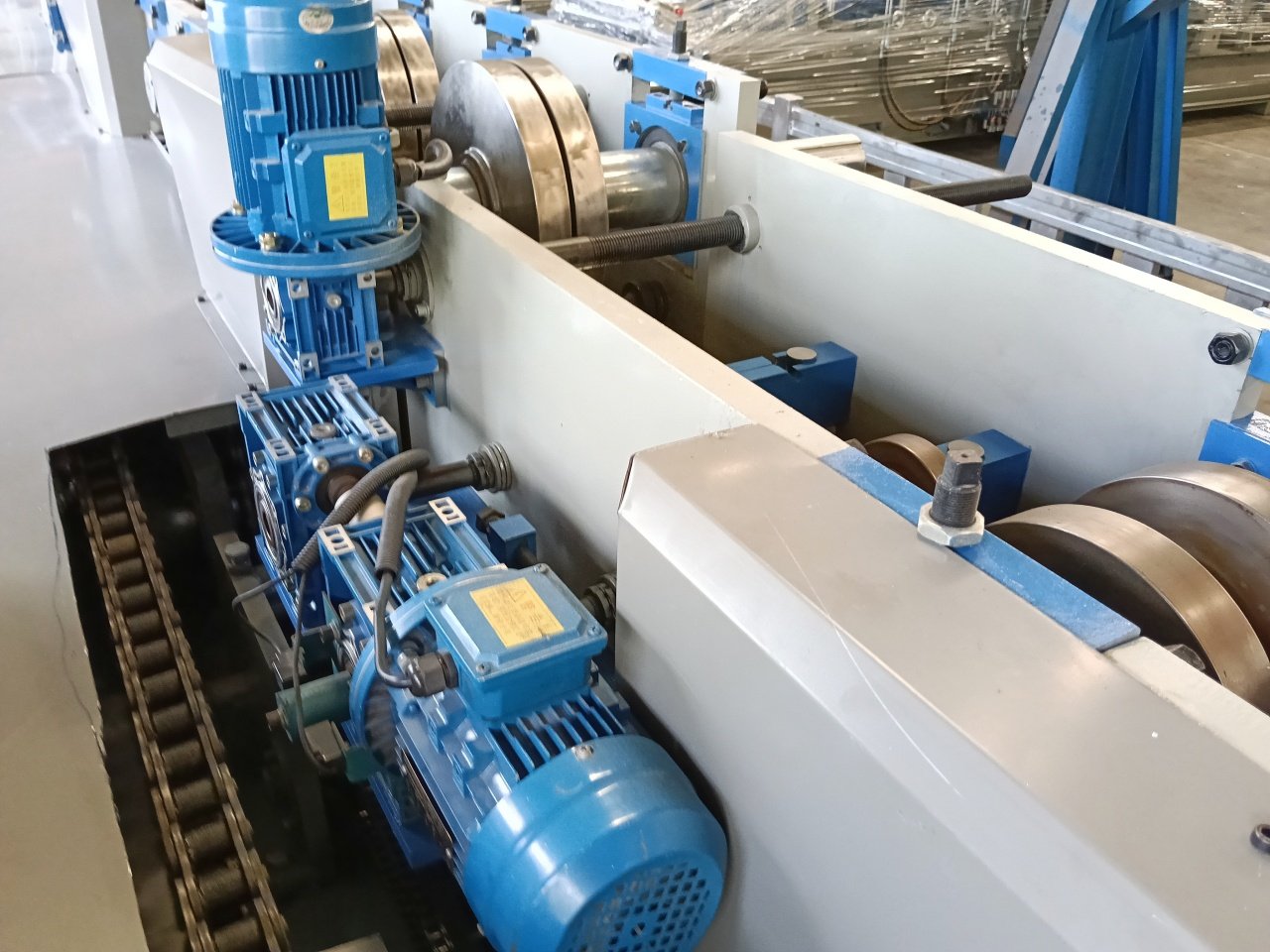 servo motor driving purlin machine